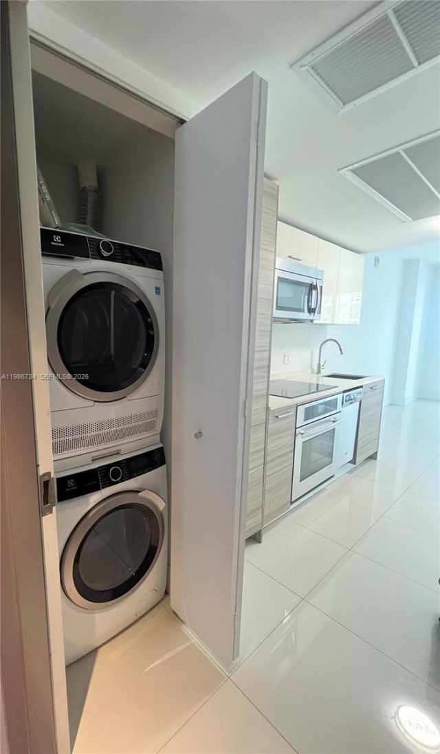 1300 Brickell Bay Dr, Unit 1606, Miami, FL 33131 Photo
