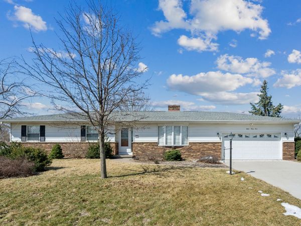 1533 2nd Avenue , Camanche, IA 52730