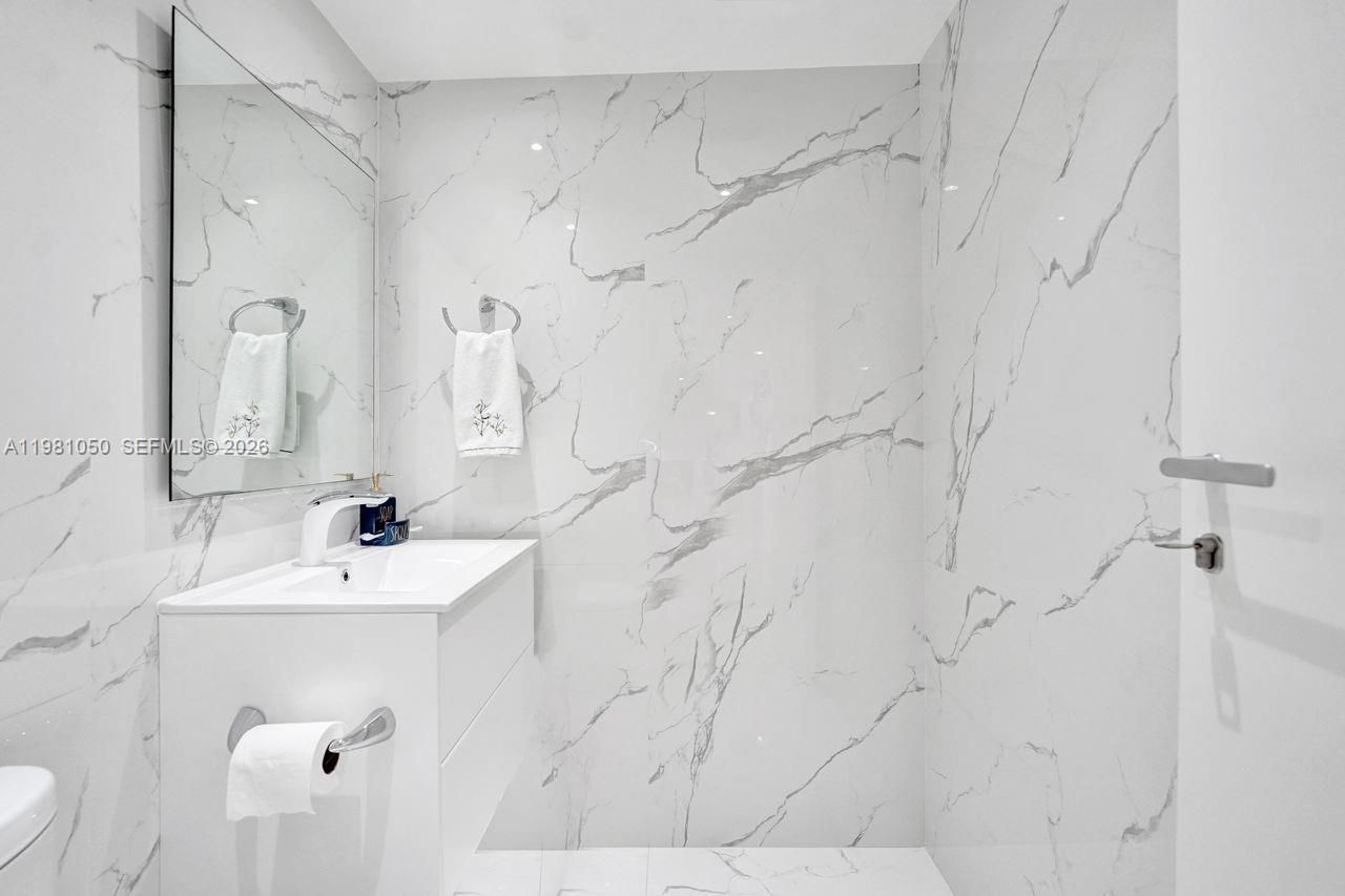 20281 E Country Club Dr, Unit 2209, Aventura, FL 33180 Photo