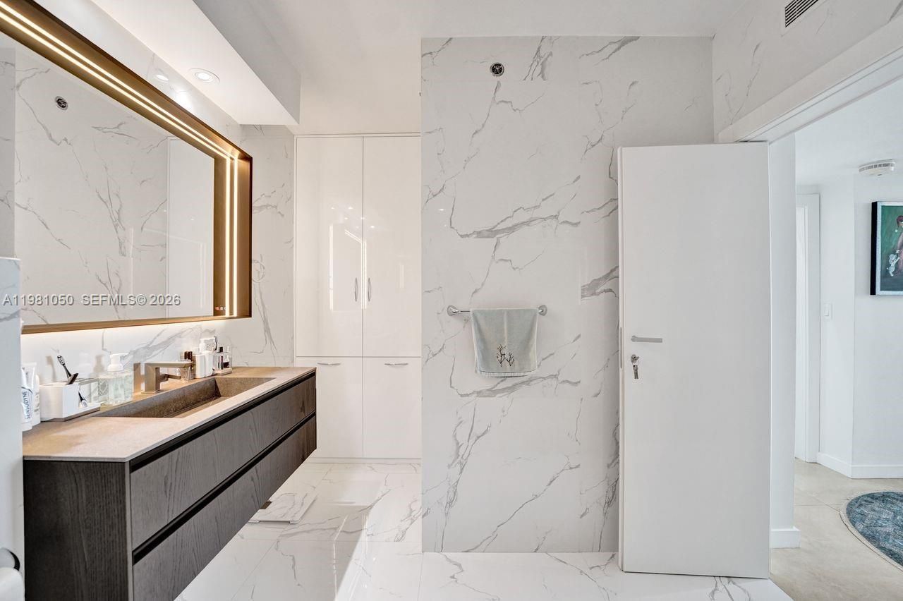 20281 E Country Club Dr, Unit 2209, Aventura, FL 33180 Photo