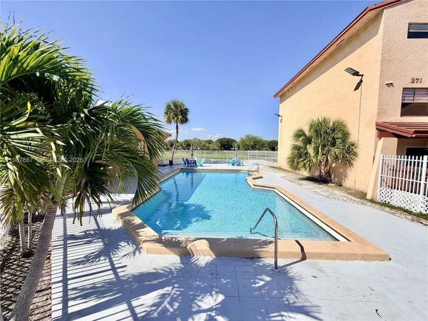 281 W Park Dr , Unit 8-14, Miami, FL 33172