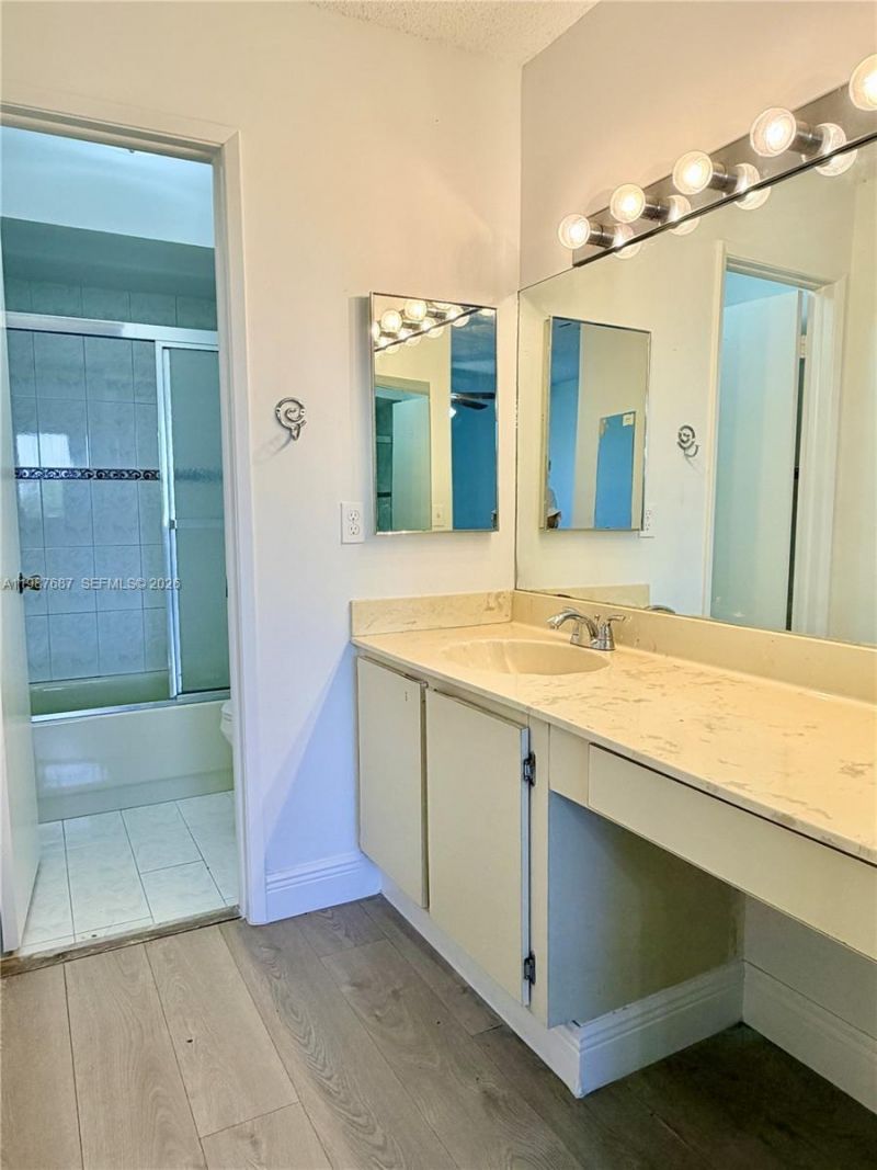 281 W Park Dr , Unit 8-14, Miami, FL 33172 Photo