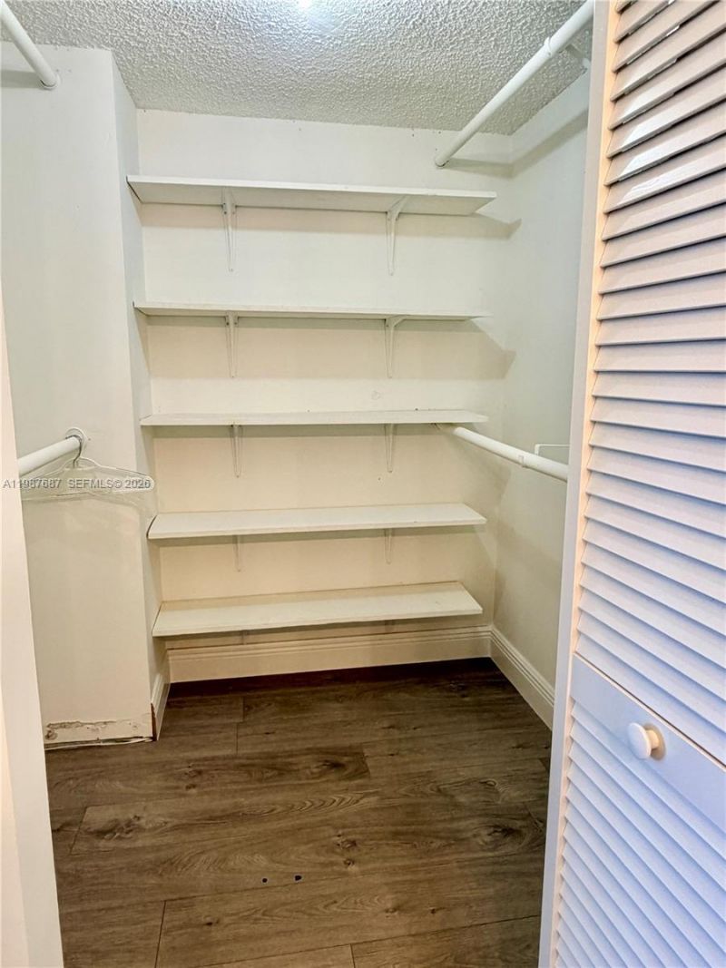 281 W Park Dr , Unit 8-14, Miami, FL 33172 Photo