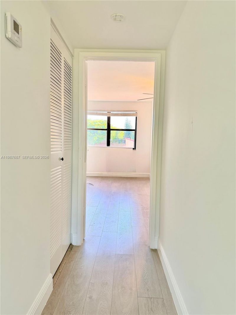281 W Park Dr , Unit 8-14, Miami, FL 33172 Photo