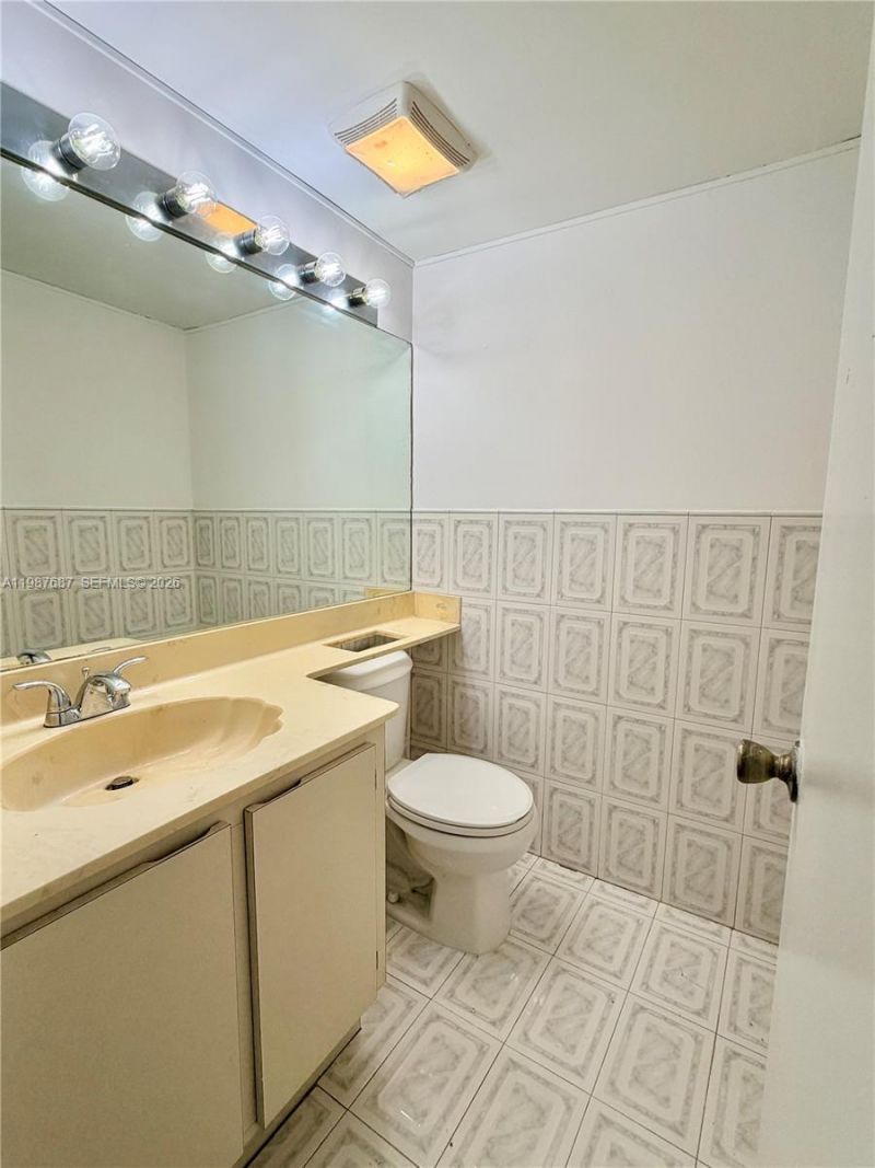 281 W Park Dr , Unit 8-14, Miami, FL 33172 Photo