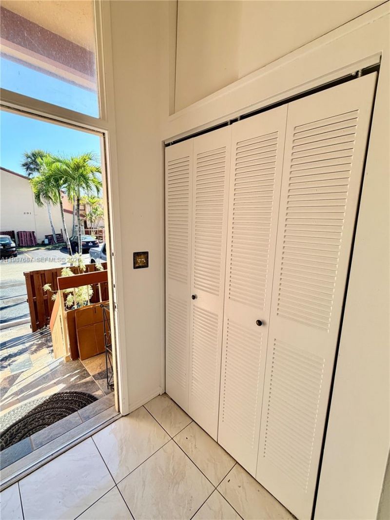 281 W Park Dr , Unit 8-14, Miami, FL 33172 Photo