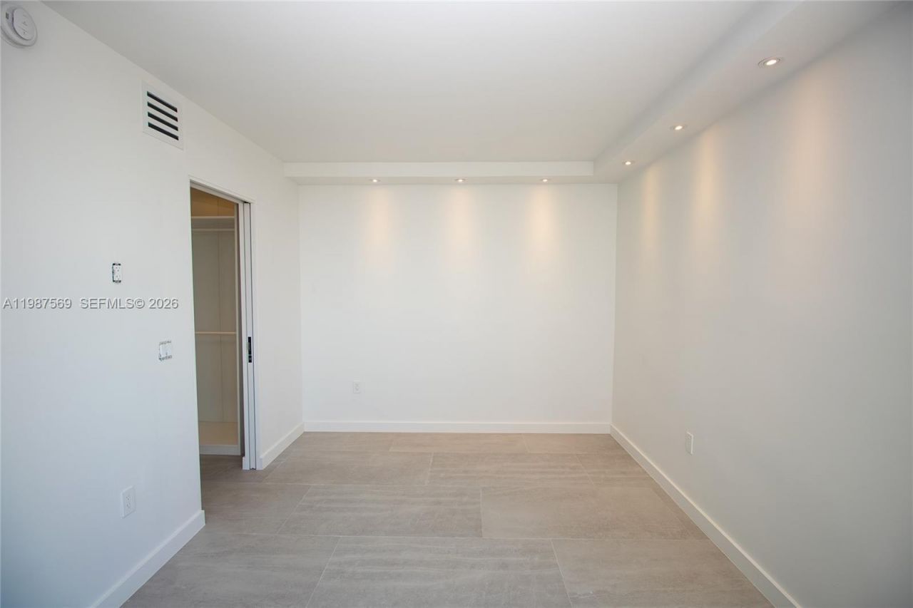 2899 Collins Ave, Unit 1422, Miami Beach, FL 33140 Photo