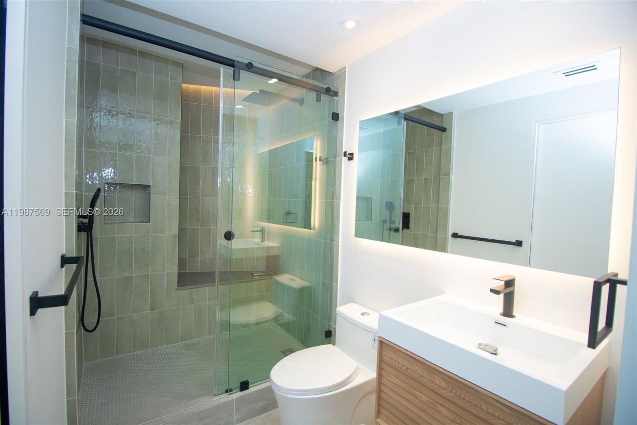 2899 Collins Ave, Unit 1422, Miami Beach, FL 33140 Photo