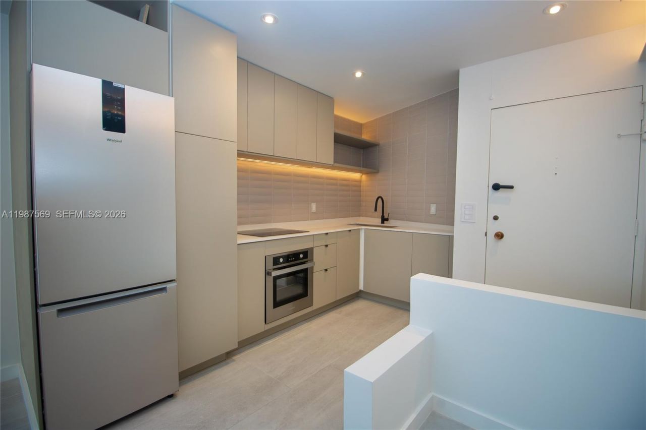 2899 Collins Ave, Unit 1422, Miami Beach, FL 33140 Photo