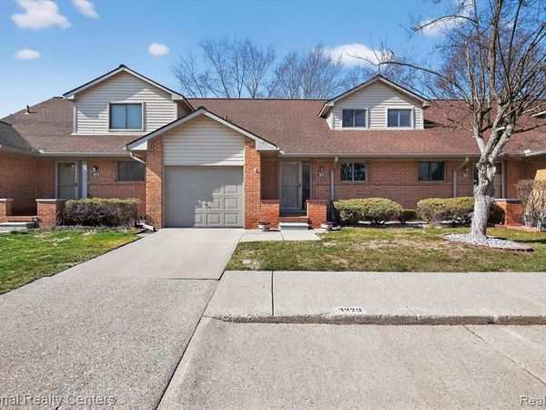 3920 Old Creek Road, Troy, MI 48084