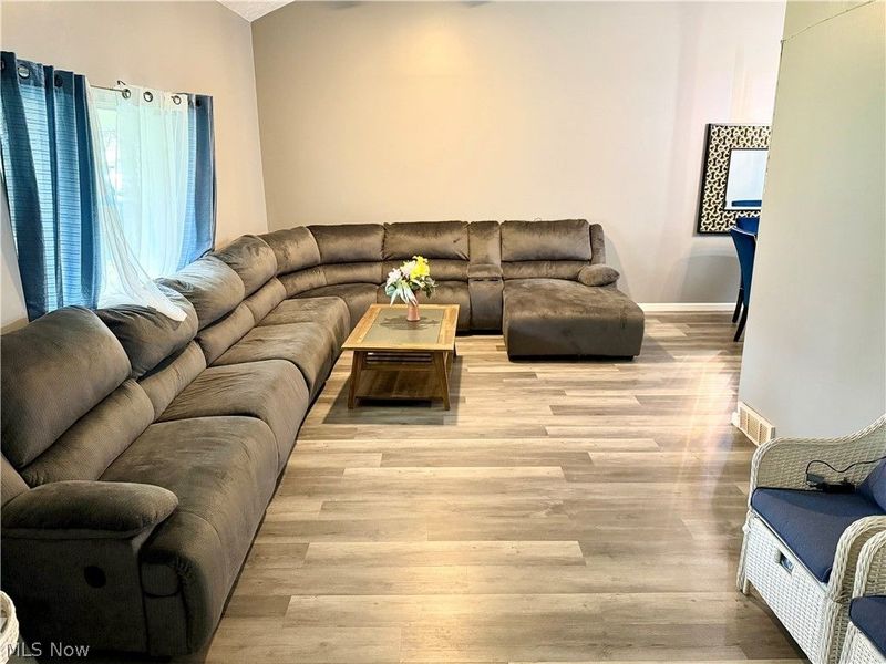 6186 Wild Oak Drive, North Olmsted, OH 44070 Photo 2