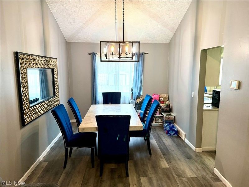 6186 Wild Oak Drive, North Olmsted, OH 44070 Photo 4