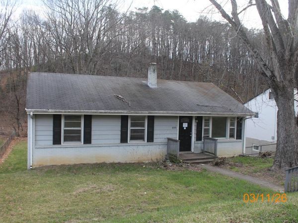 1001 Hartsook BLVD SE, Roanoke, VA 24014