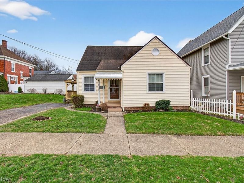 323 Cherry Road NE, Massillon, OH 44646 Photo 1