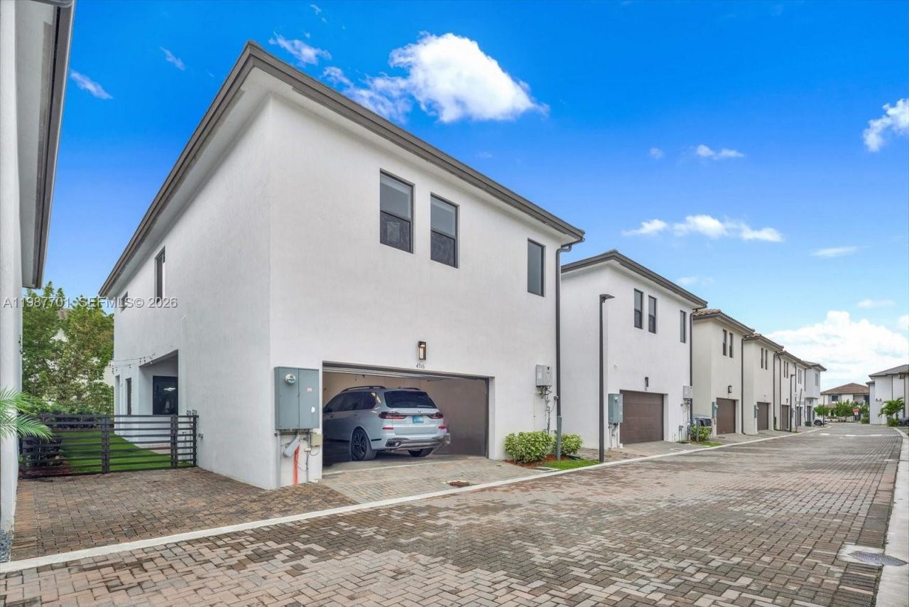 4346 NW 81st Ave , Doral, FL 33166 Photo