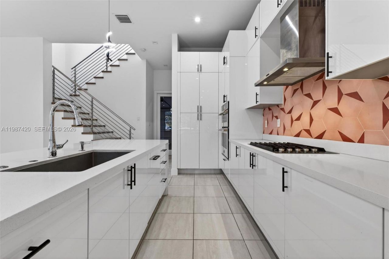 8237 NW 43rd St , Doral, FL 33166 Photo