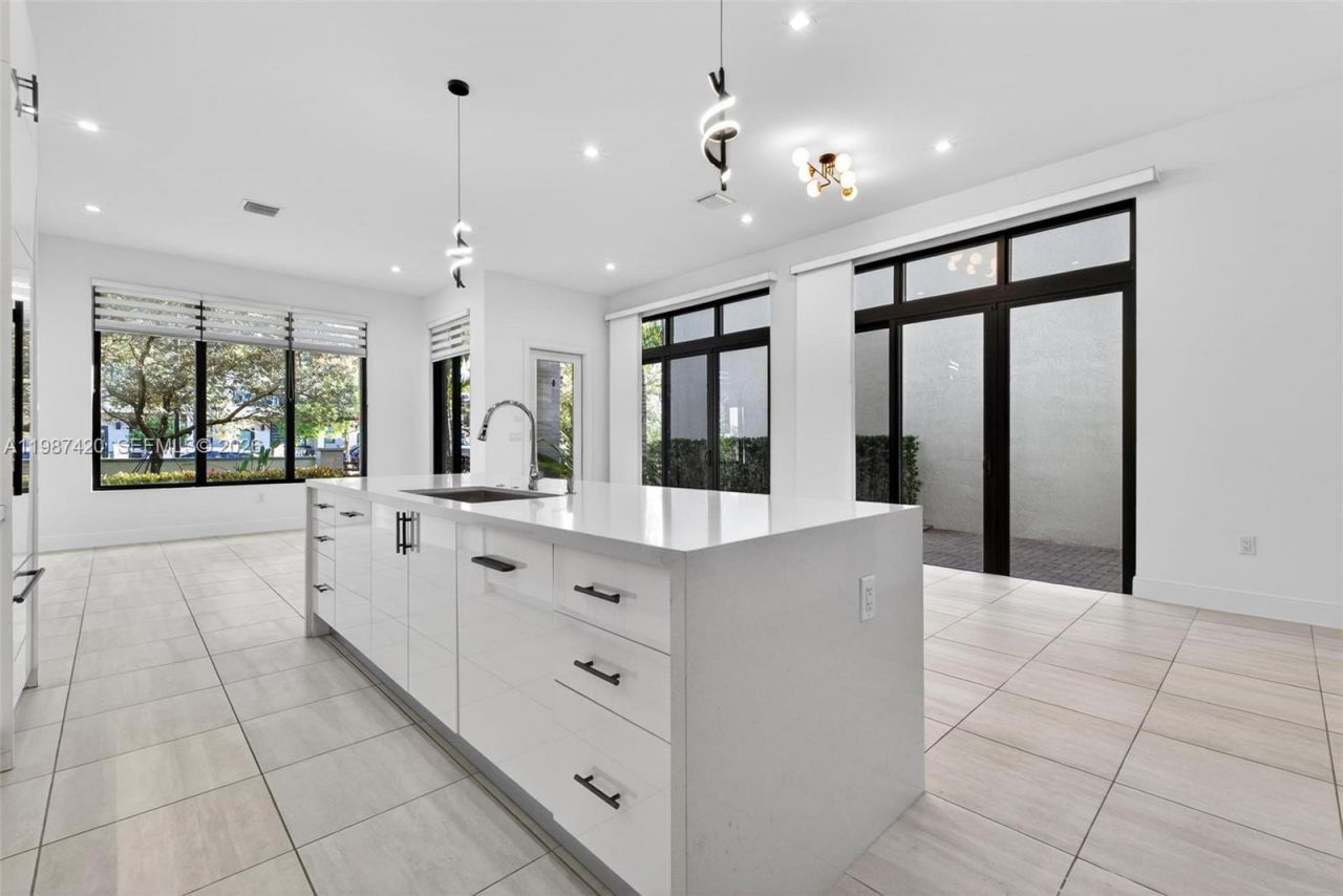 8237 NW 43rd St , Doral, FL 33166 Photo