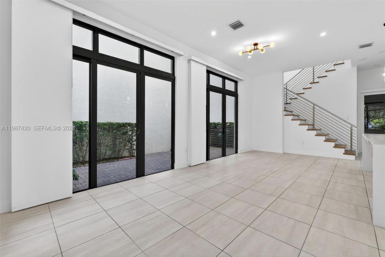 8237 NW 43rd St , Doral, FL 33166 Photo