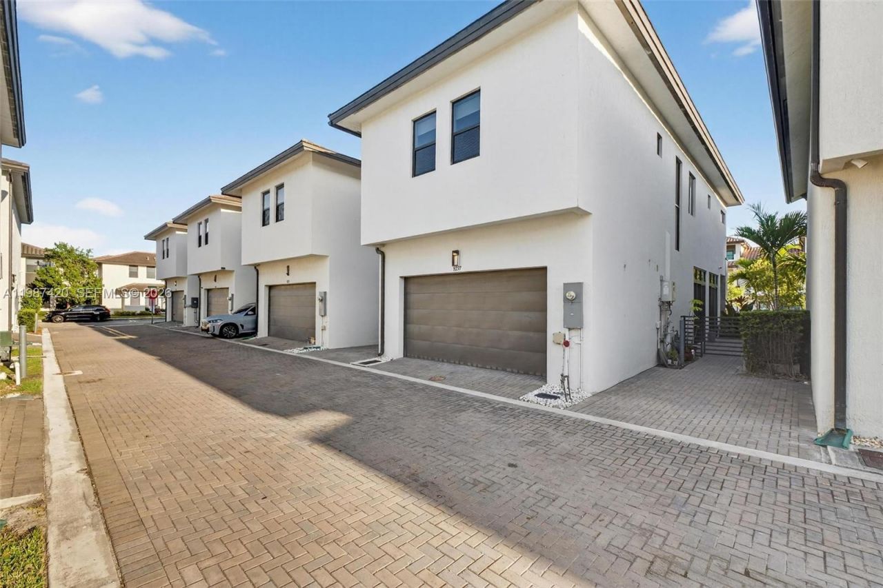 8237 NW 43rd St , Doral, FL 33166 Photo