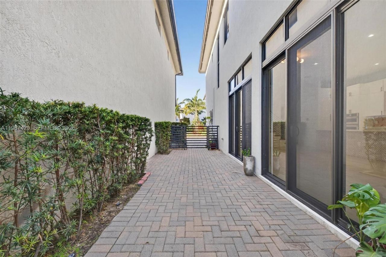 8237 NW 43rd St , Doral, FL 33166 Photo