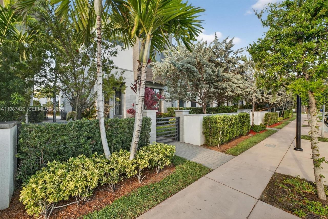 8237 NW 43rd St , Doral, FL 33166 Photo