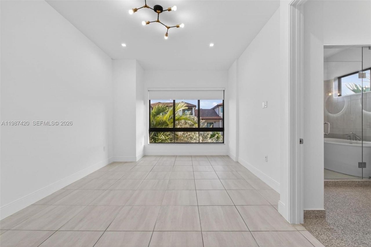 8237 NW 43rd St , Doral, FL 33166 Photo