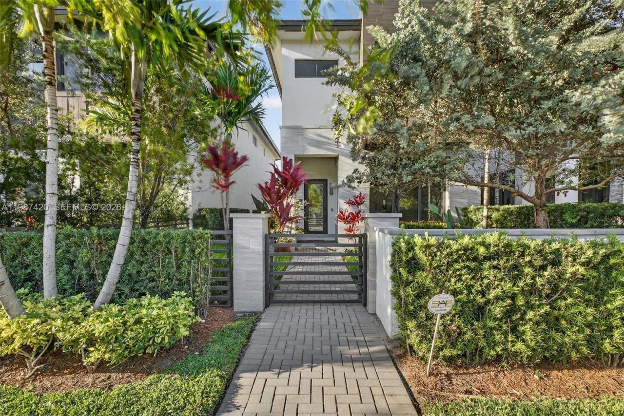 8237 NW 43rd St , Doral, FL 33166 Photo