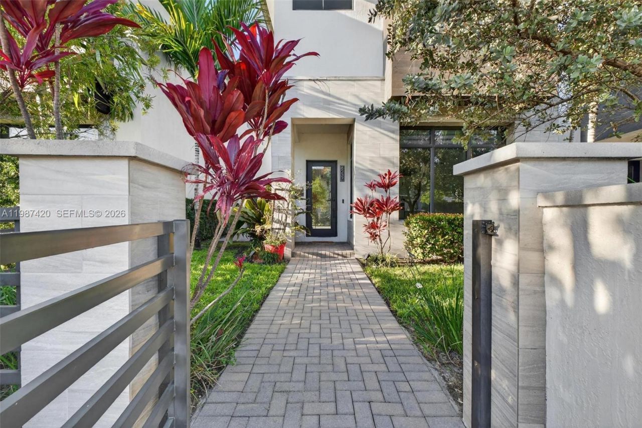 8237 NW 43rd St , Doral, FL 33166 Photo