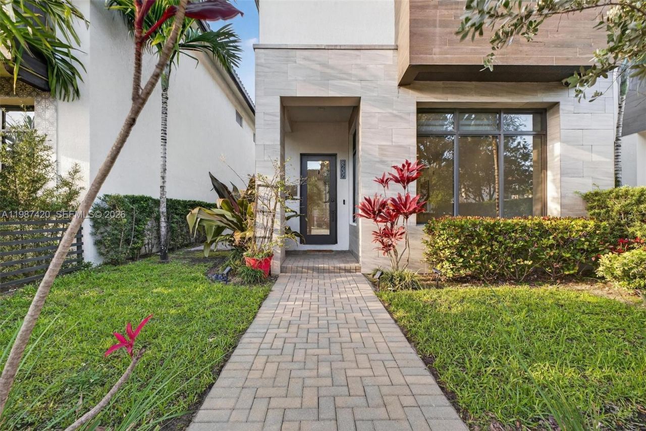 8237 NW 43rd St , Doral, FL 33166 Photo