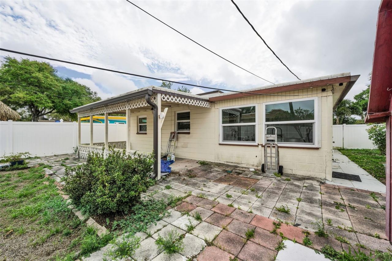 5769 Dartmouth Avenue N, Saint Petersburg, FL 33710 Photo