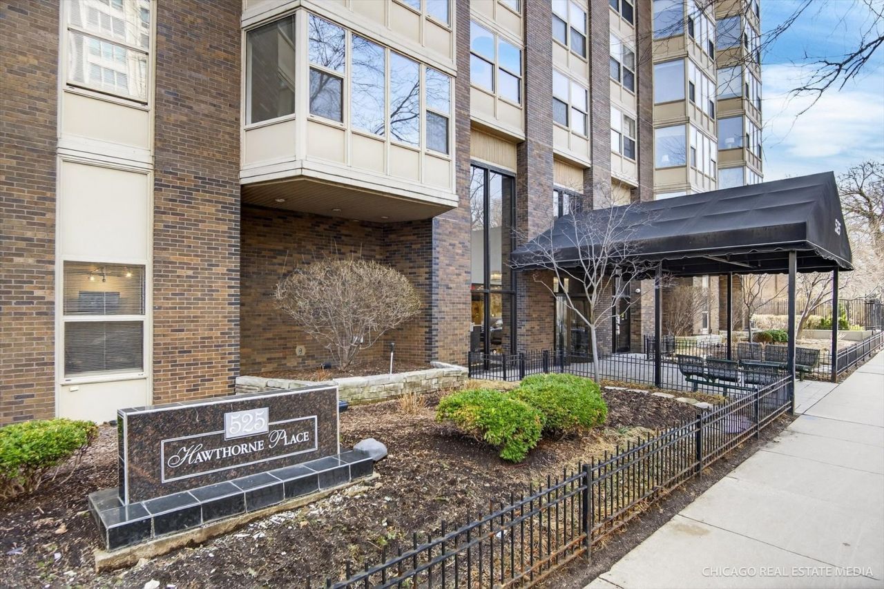 525 W Hawthorne Place, Unit 1001, Chicago, IL 60657 Main Photo