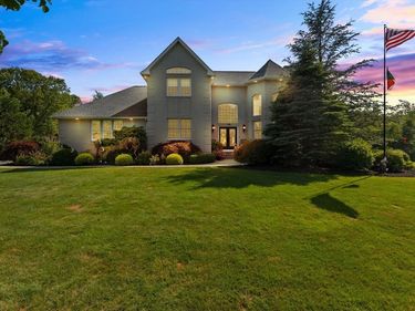 1276 Old Fall River Rd, Dartmouth, MA 02747