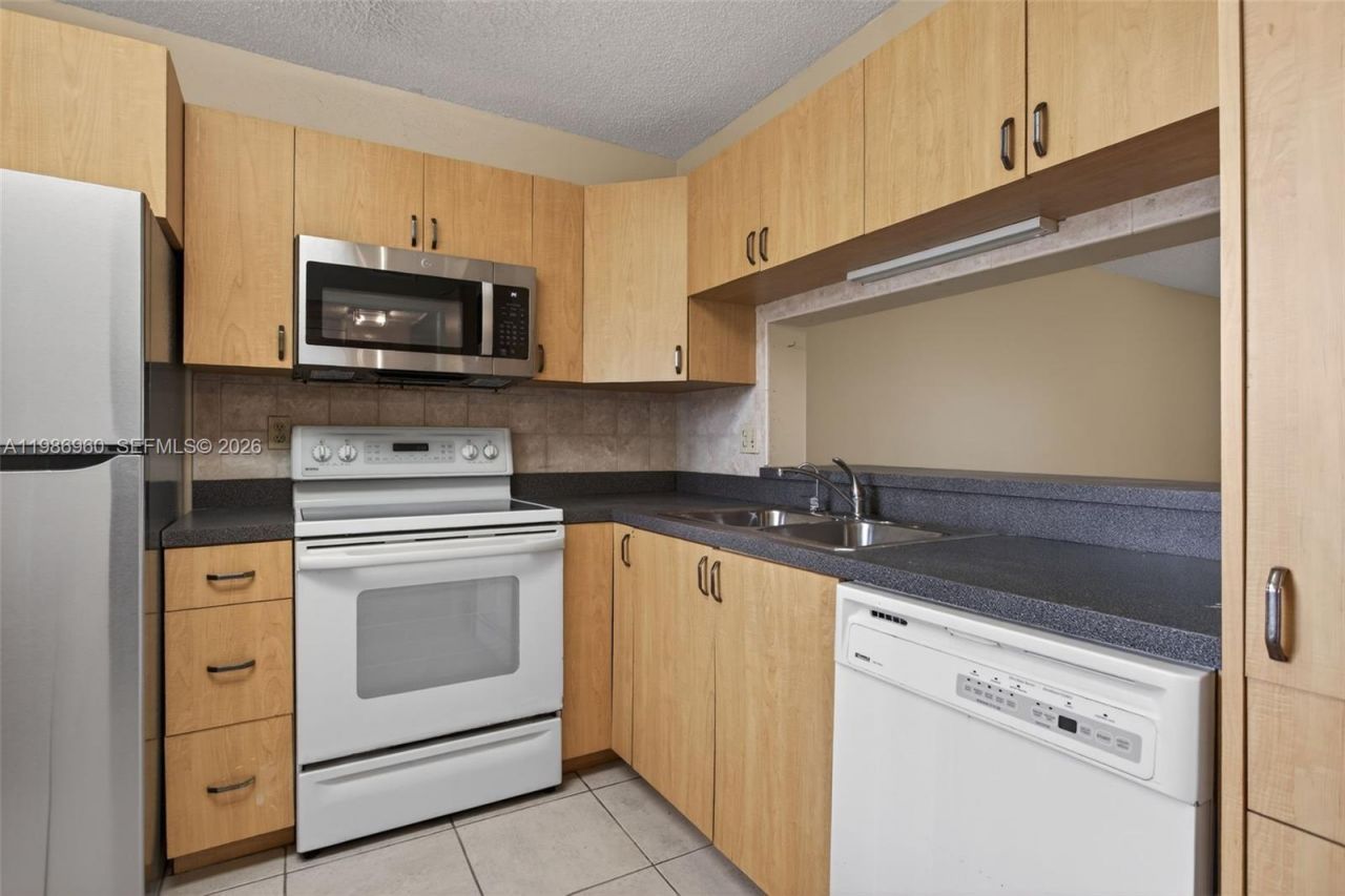 5520 Lakeside Dr , Unit 105, Margate, FL 33063 Photo