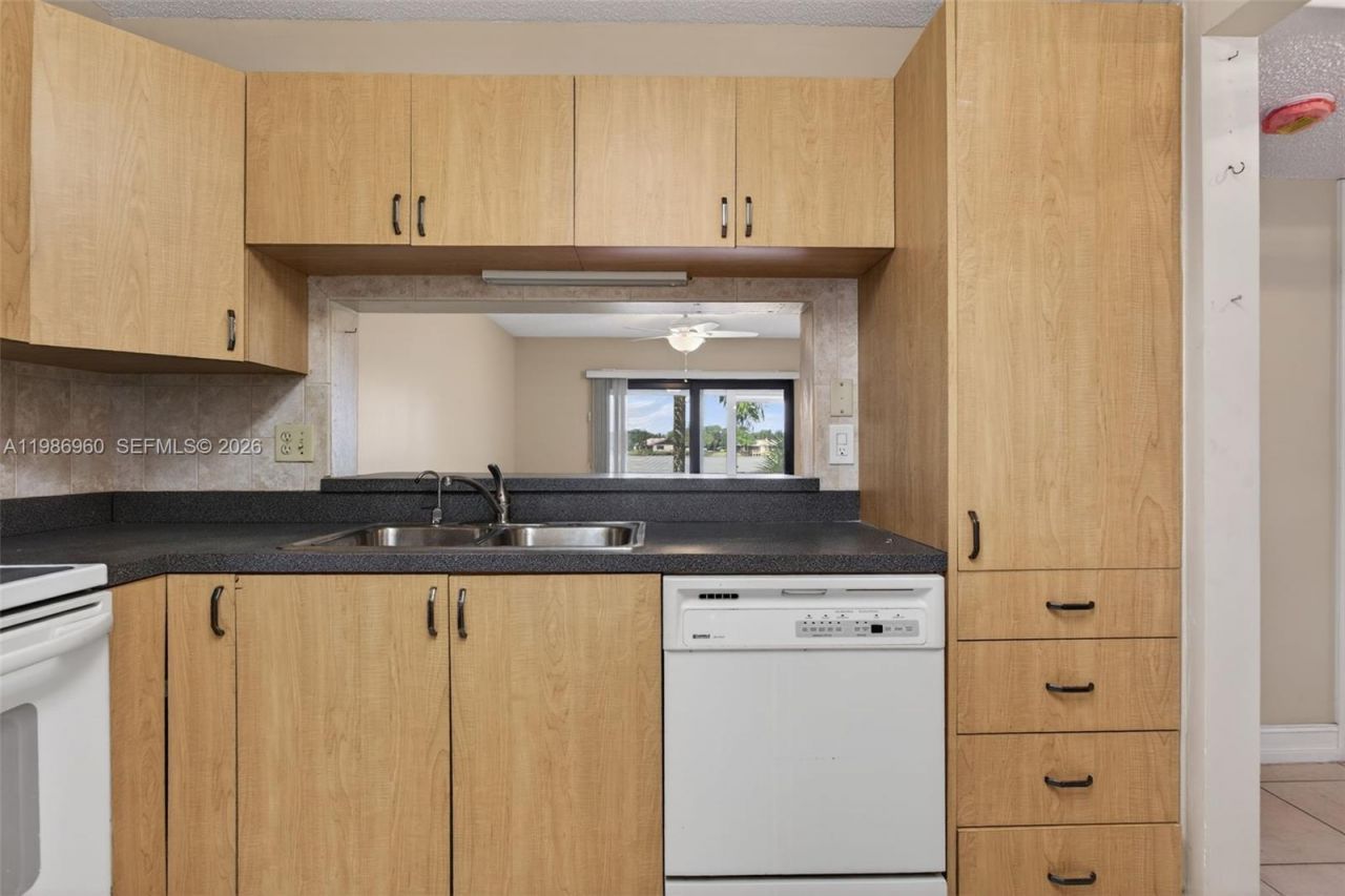 5520 Lakeside Dr, Unit 105, Margate, FL 33063 Photo