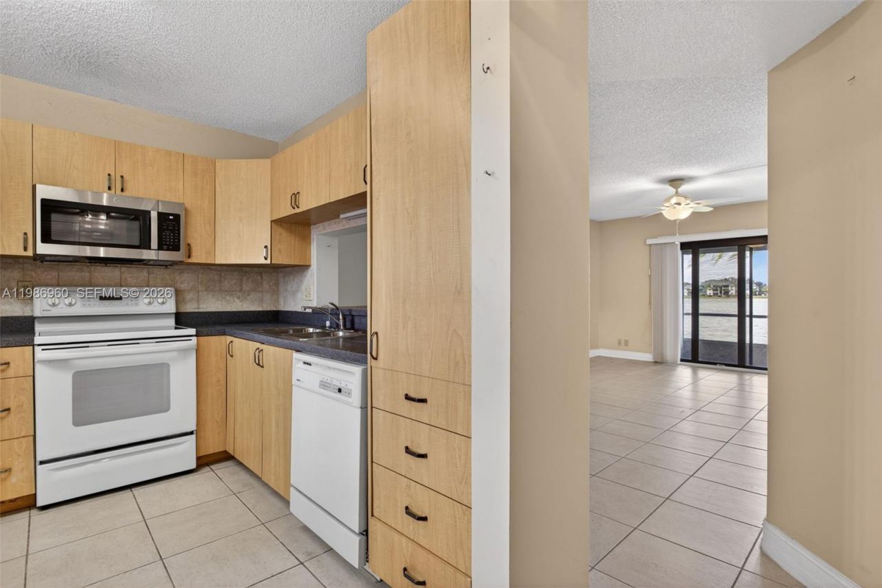 5520 Lakeside Dr, Unit 105, Margate, FL 33063 Photo