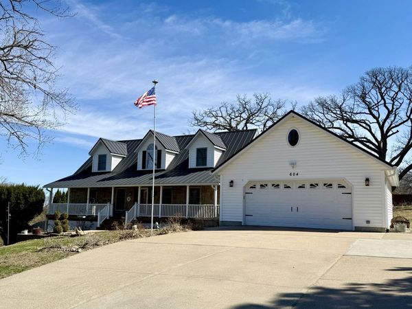 604 Breezy Point Drive, Clinton, IA 52732