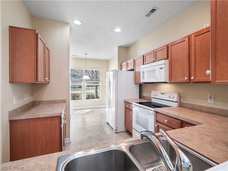 37952 Ashfield Way, North Ridgeville, OH 44039 Photo 12