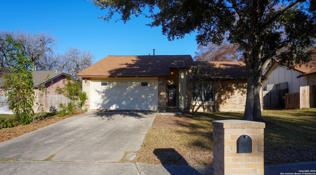 189 Meadowland, Universal City, TX 78148 Main Photo