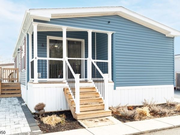 4 Oakdale Village Dr, South Brunswick, NJ 08902