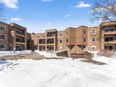 2220 Midland Grove Road, Unit 112, Roseville, MN 55113