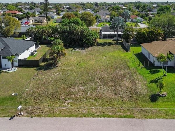 617 SW 11th PL, CAPE CORAL, FL 33991