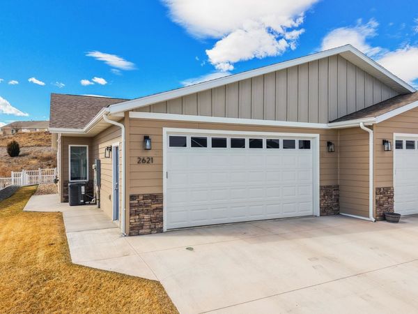 2621 Hennessy Dr, Rapid City, SD 57701