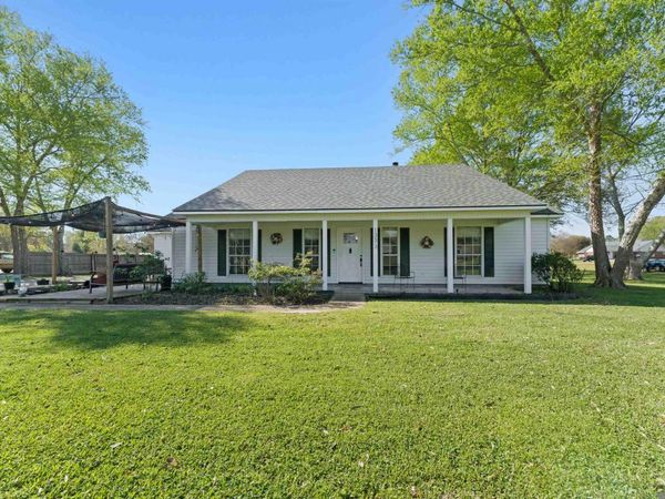 1333 Holly Dr, Slaughter, LA 70777
