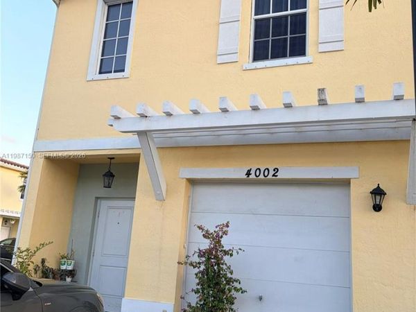 4002 NW 11th Dr, Plantation, FL 33313