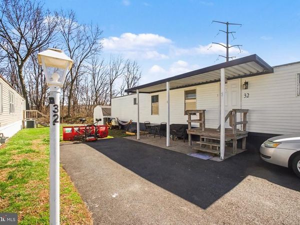 32 CIRCLE DRIVE, COLUMBIA, PA 17512