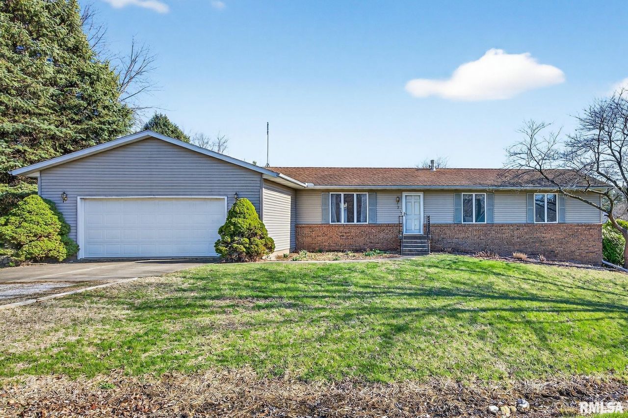 7 Carlton Drive, Mackinaw, IL 61755 Main Photo