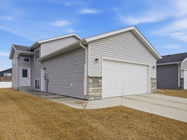 6769 70th Avenue S, Horace, ND 58047