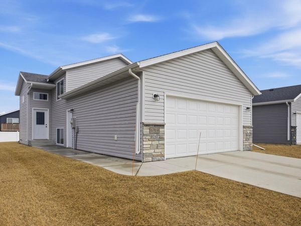 6769 70th Avenue S, Horace, ND 58047