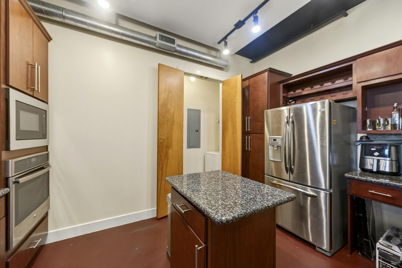 150 Bee Street Photo 6