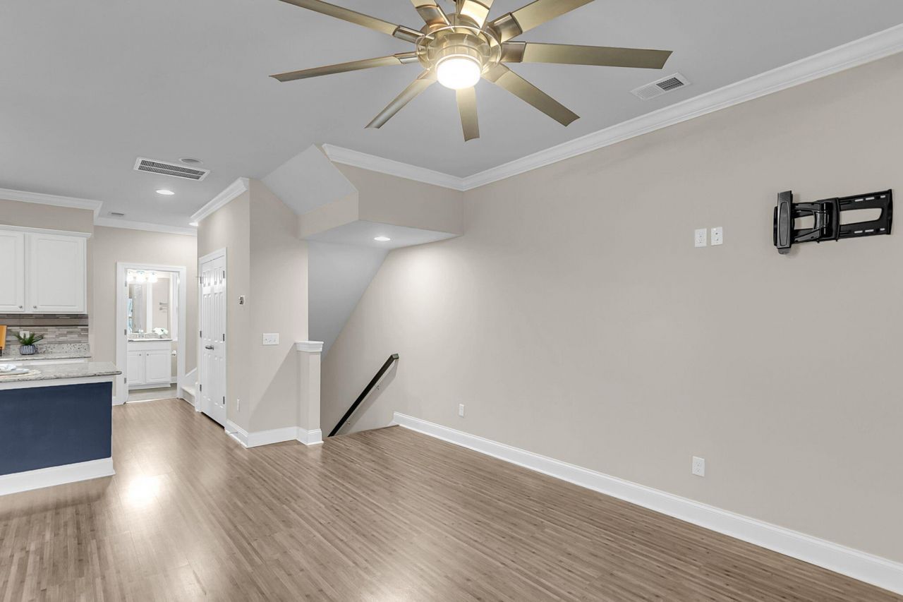 4017 Hartland Street Photo 7